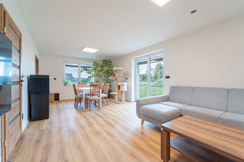 Obývací pokoj - Prodej domu 94 m², Městec Králové 