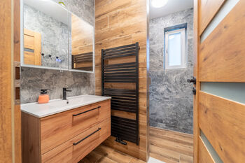 Koupelna se sprchovým koutem - Prodej domu 94 m², Městec Králové