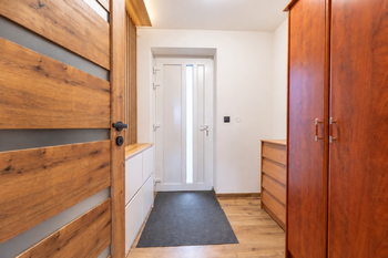 Zádveří domu - Prodej domu 94 m², Městec Králové
