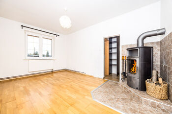 Obývací pokoj s oknem do zahrady - Pronájem bytu 2+1 v osobním vlastnictví 52 m², Teplice