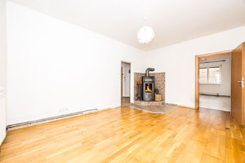 Obývací pokoj s krbem - Pronájem bytu 2+1 v osobním vlastnictví 52 m², Teplice