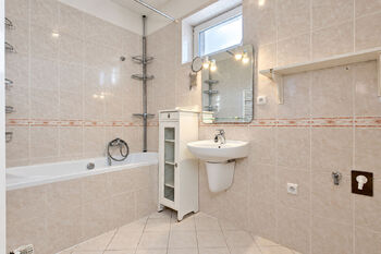 Koupelna - Prodej bytu 3+kk v osobním vlastnictví 108 m², Praha 6 - Řepy