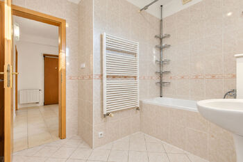 Koupelna - Prodej bytu 3+kk v osobním vlastnictví 108 m², Praha 6 - Řepy