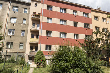 pohled na dům ze zahrádky - Prodej bytu 2+kk v osobním vlastnictví 44 m², Praha 4 - Nusle