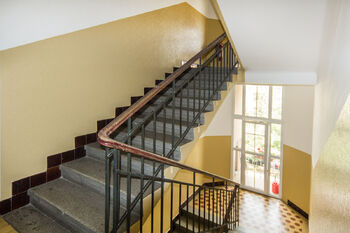 schodiště domu - Prodej bytu 2+kk v osobním vlastnictví 44 m², Praha 4 - Nusle