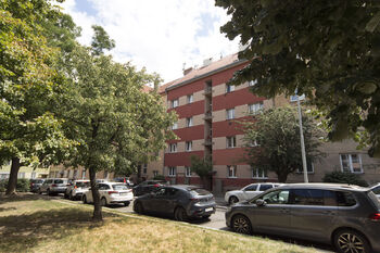 pohled na dům z ulice - Prodej bytu 2+kk v osobním vlastnictví 44 m², Praha 4 - Nusle