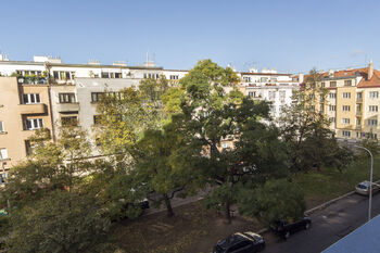 pohled z okna - Prodej bytu 2+kk v osobním vlastnictví 44 m², Praha 4 - Nusle