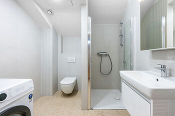 Pronájem vybaveného komerčního prostoru 1+kk, Veletržní 405/31, Praha 7 – Holešovice  Nabízíme k pronájmu světlý a plně vybavený prostor o dispozici 1+kk na prestižní adrese Veletržní 405/31 v oblíben - Pronájem obchodních prostor, Praha 7 - Holešovice