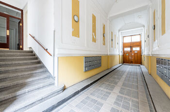 Pronájem vybaveného komerčního prostoru 1+kk, Veletržní 405/31, Praha 7 – Holešovice  Nabízíme k pronájmu světlý a plně vybavený prostor o dispozici 1+kk na prestižní adrese Veletržní 405/31 v oblíben - Pronájem obchodních prostor, Praha 7 - Holešovice