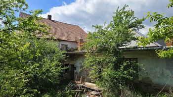 Stávající stav - dvůr za domem - Prodej domu 150 m², Kučerov