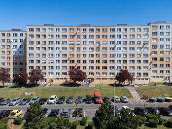 pohled dům - Prodej bytu 1+kk v družstevním vlastnictví 33 m², Most