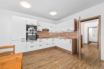 obývací pokoj s kuchyní - Prodej bytu 5+kk v osobním vlastnictví 107 m², Homole