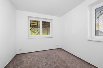pokoj v přízemí - Prodej bytu 5+kk v osobním vlastnictví 107 m², Homole