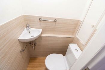 samostatná toaleta - Pronájem bytu 2+1 v osobním vlastnictví 63 m², České Budějovice