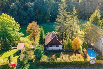 pohled na chatu z dronu - Prodej chaty / chalupy 70 m², Družec