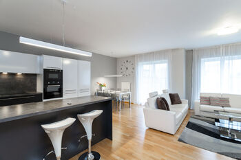 Obývací pokoj s jídelnou - Prodej domu 201 m², Praha 4 - Libuš