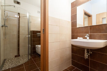 Koupelna s toaletou v přízemí - Prodej domu 201 m², Praha 4 - Libuš