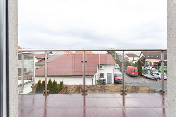 Balkón u hlavní ložnice - Prodej domu 201 m², Praha 4 - Libuš