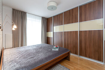Hlavní ložnice s vlastní koupelnou - Prodej domu 201 m², Praha 4 - Libuš
