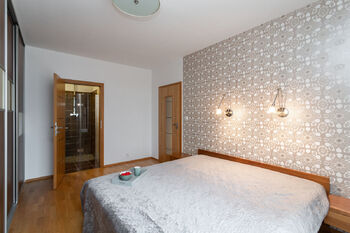 Hlavní ložnice s vlastní koupelnou - Prodej domu 201 m², Praha 4 - Libuš
