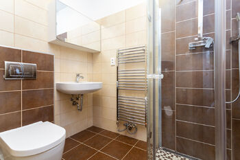 Koupelna u hlavní ložnice - Prodej domu 201 m², Praha 4 - Libuš