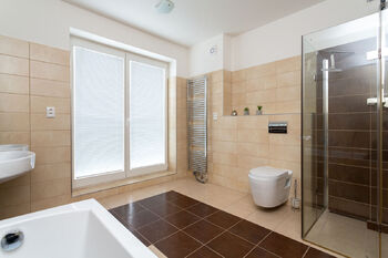 Hlavní koupelna - Prodej domu 201 m², Praha 4 - Libuš