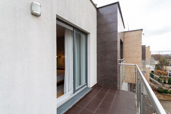 Balkón u hlavní ložnice - Prodej domu 201 m², Praha 4 - Libuš