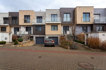 Pohled na dům z ulice Zlatokorunská - Prodej domu 201 m², Praha 4 - Libuš