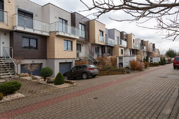 Pohled z ulice Zlatokorunská - Prodej domu 201 m², Praha 4 - Libuš 
