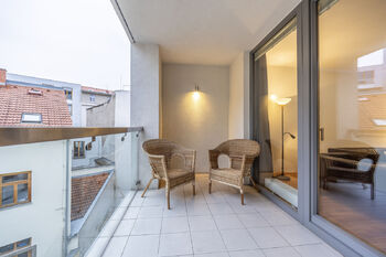 Lodžie orientovaná do vnitrobloku - Prodej bytu 3+kk v osobním vlastnictví 99 m², Praha 3 - Žižkov