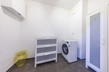 Komora s pračkou - Prodej bytu 3+kk v osobním vlastnictví 99 m², Praha 3 - Žižkov