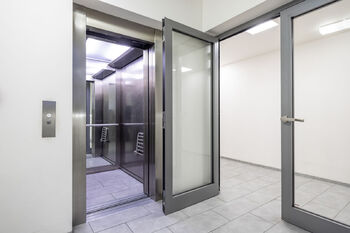 Výtah a společná chodba - Prodej bytu 3+kk v osobním vlastnictví 99 m², Praha 3 - Žižkov