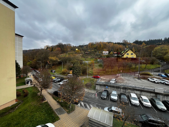Výhled z kuchyně, obýváku a jedné z ložnic - Prodej bytu 3+1 v osobním vlastnictví 68 m², Vsetín