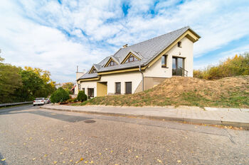 Velkorysý byt 4+kk, 175 m² s garáží, balkonem a zahradou, ulice Podstránská, Brno - Slatina - Prodej bytu 4+kk v osobním vlastnictví 175 m², Brno