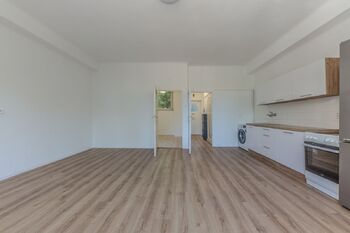 Pohled na byt od okna - Prodej bytu 2+kk v osobním vlastnictví 43 m², Praha 3 - Vinohrady 