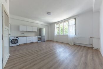 Pohled na obývací pokoj s kk - Prodej bytu 2+kk v osobním vlastnictví 43 m², Praha 3 - Vinohrady