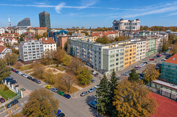 Dron - pohled na blok od VN - Prodej bytu 2+kk v osobním vlastnictví 43 m², Praha 3 - Vinohrady