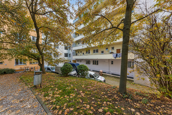 Pohled z vnitrobloku - Prodej bytu 2+kk v osobním vlastnictví 43 m², Praha 3 - Vinohrady