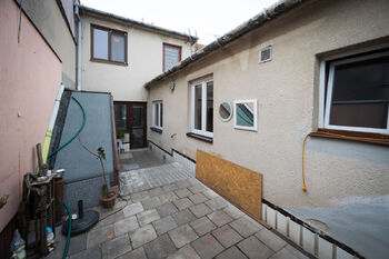 Veranda, vlevo vstup do sklepa - Prodej domu 125 m², Brno