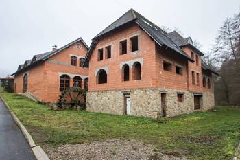 Prodej komerčního objektu (jiný), 1740 m2, Družec