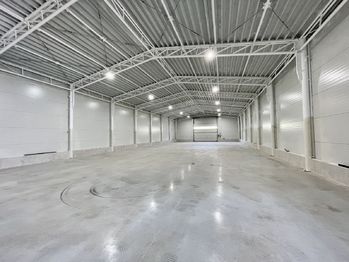 Pronájem komerčního objektu (výroba), 1400 m2, Husinec