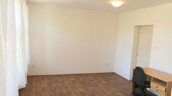 Pronájem komerčního prostoru (kanceláře), 30 m2, Malíč