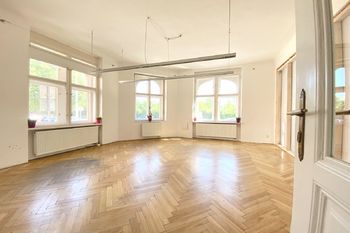 Pronájem komerčního prostoru (kanceláře), 119 m2, Brno