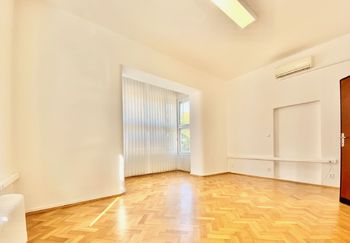 Pronájem komerčního prostoru (kanceláře), 65 m2, Pardubice