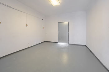 Pronájem komerčního prostoru (skladovací), 638 m2, České Budějovice