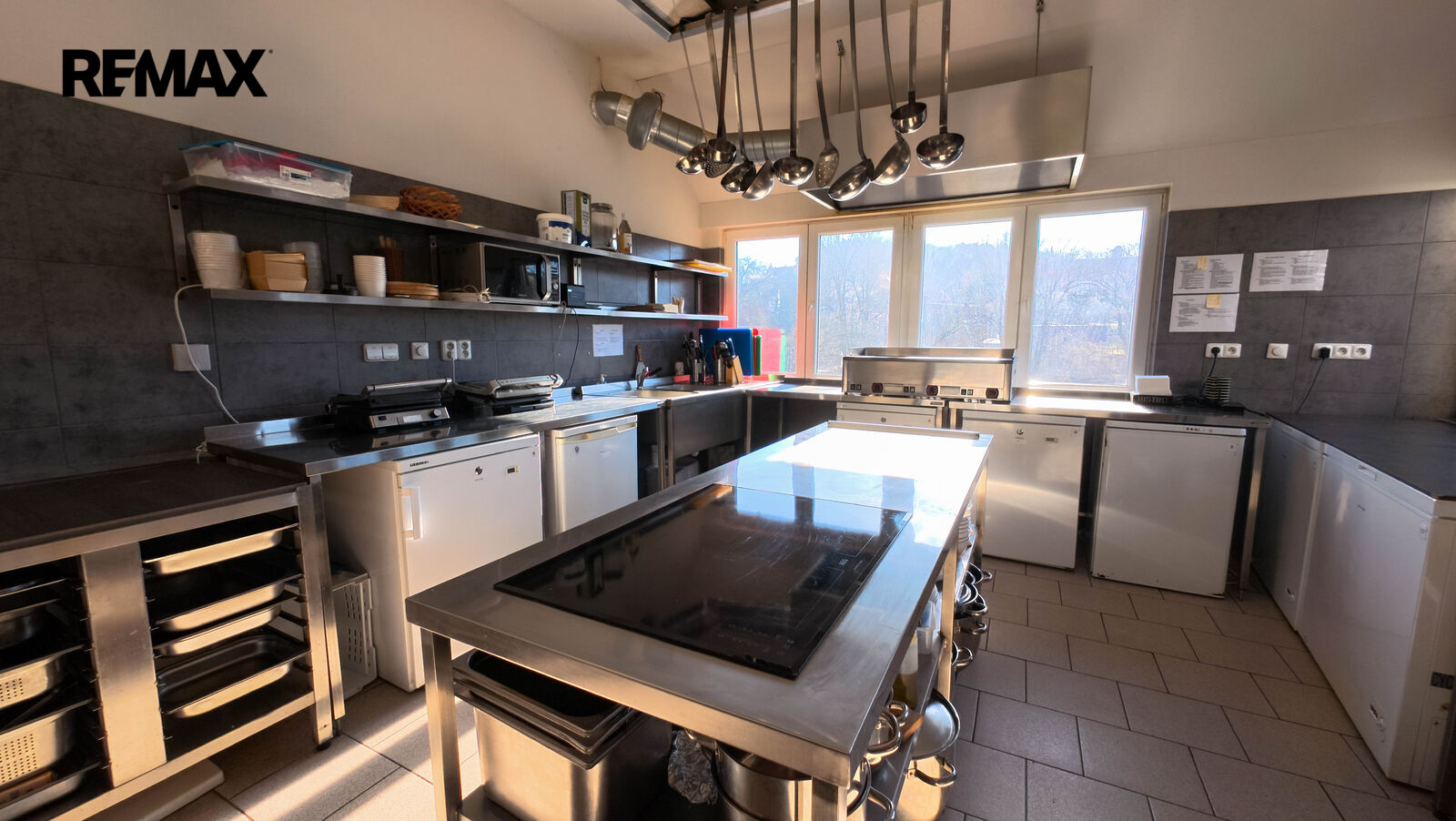 Prodej obchodního prostoru, 200 m2, Týnec nad Sázavou